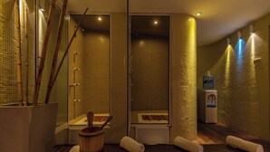 A spa room with a wooden bench, towels, a wooden bucket, and a water dispenser. - Hotel Tronador (Mar del Plata)