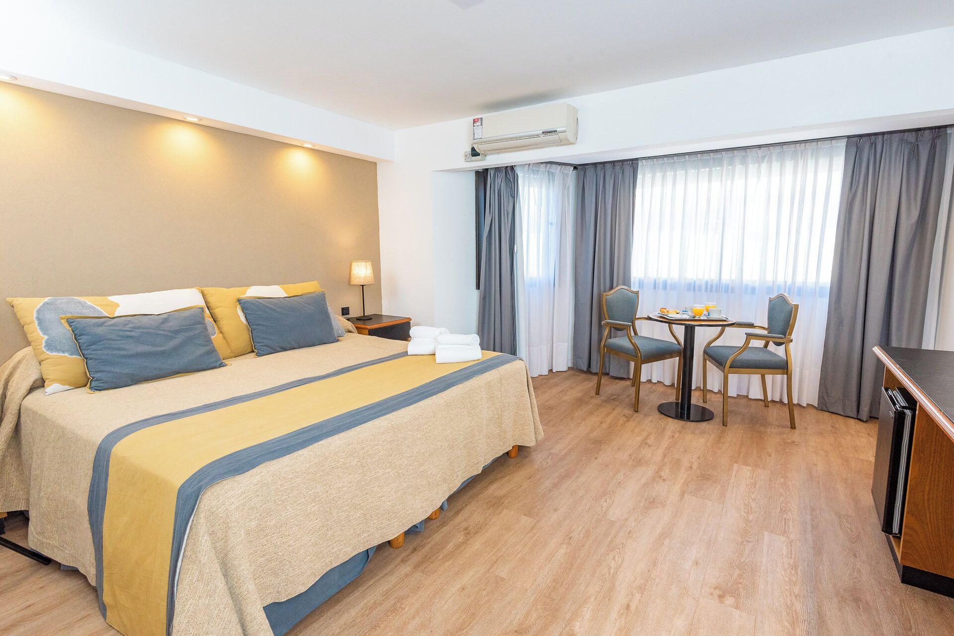 Escritorio, wifi gratis, ropa de cama y acceso para silla de ruedas 