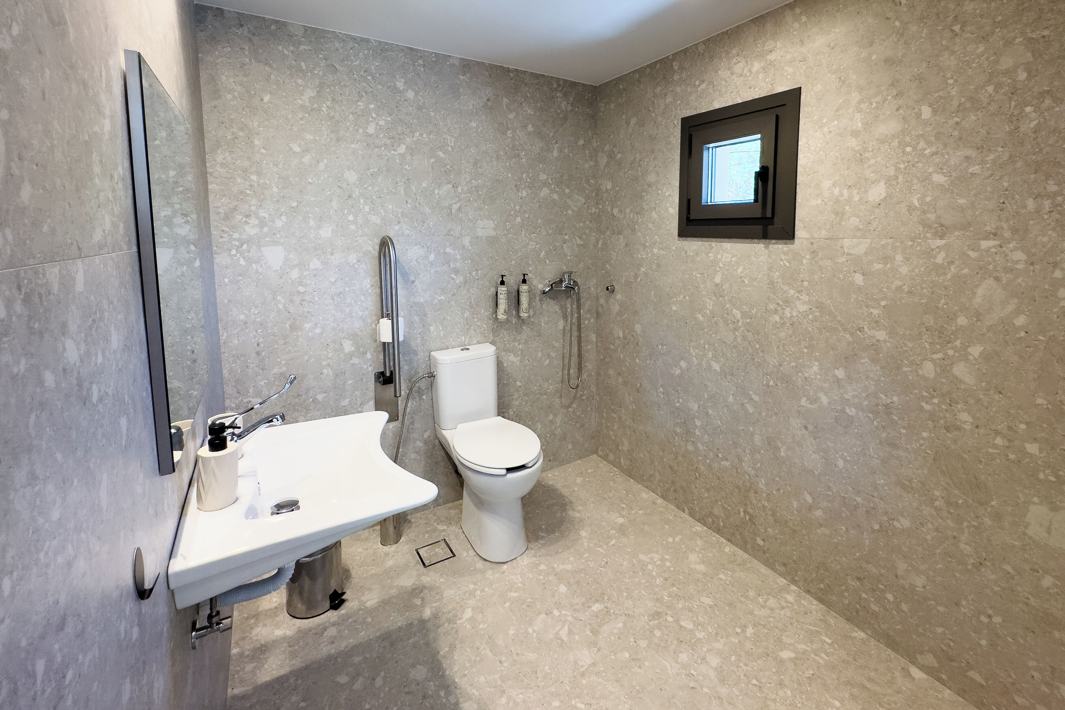Comfort Double or Twin Room, mesra pergerakan | Bilik Mandi | Selipar 