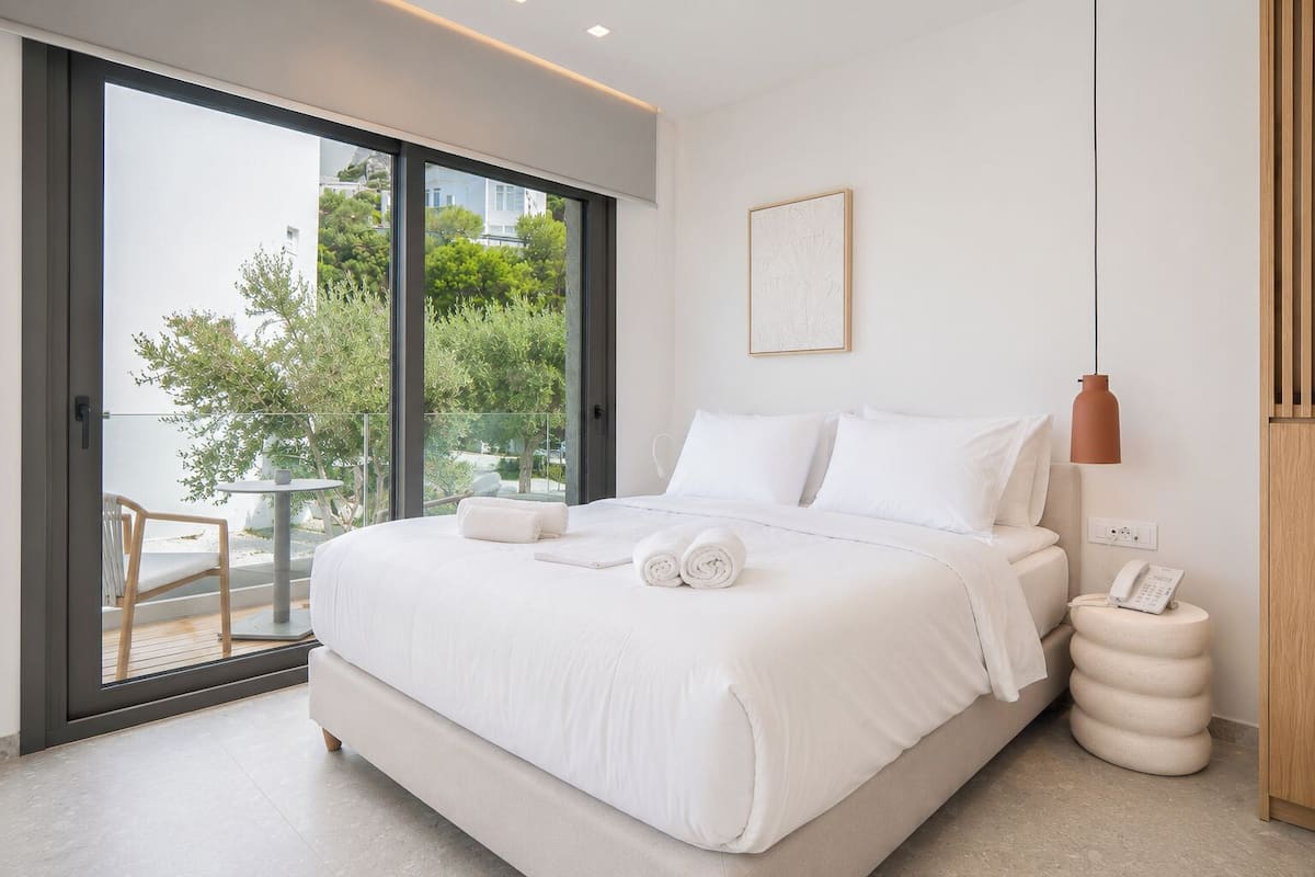 In-room safe, soundproofing, free WiFi, bed sheets