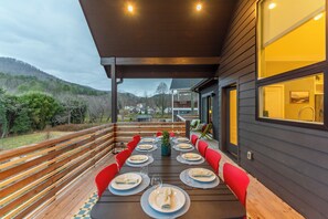 Outdoor dining - Blue Ridge Basecamp · Sauna · Hot Tub · Views · (Asheville)