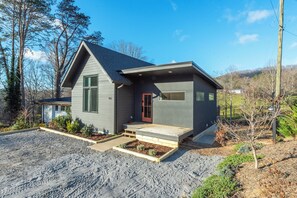 Exterior - Blue Ridge Basecamp · Sauna · Hot Tub · Views · (Asheville)