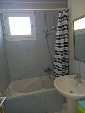 Bathroom - Vrbo Property (Névez)