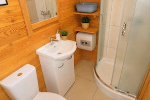 Ein Badezimmer mit Toilette, Waschbecken und Dusche.