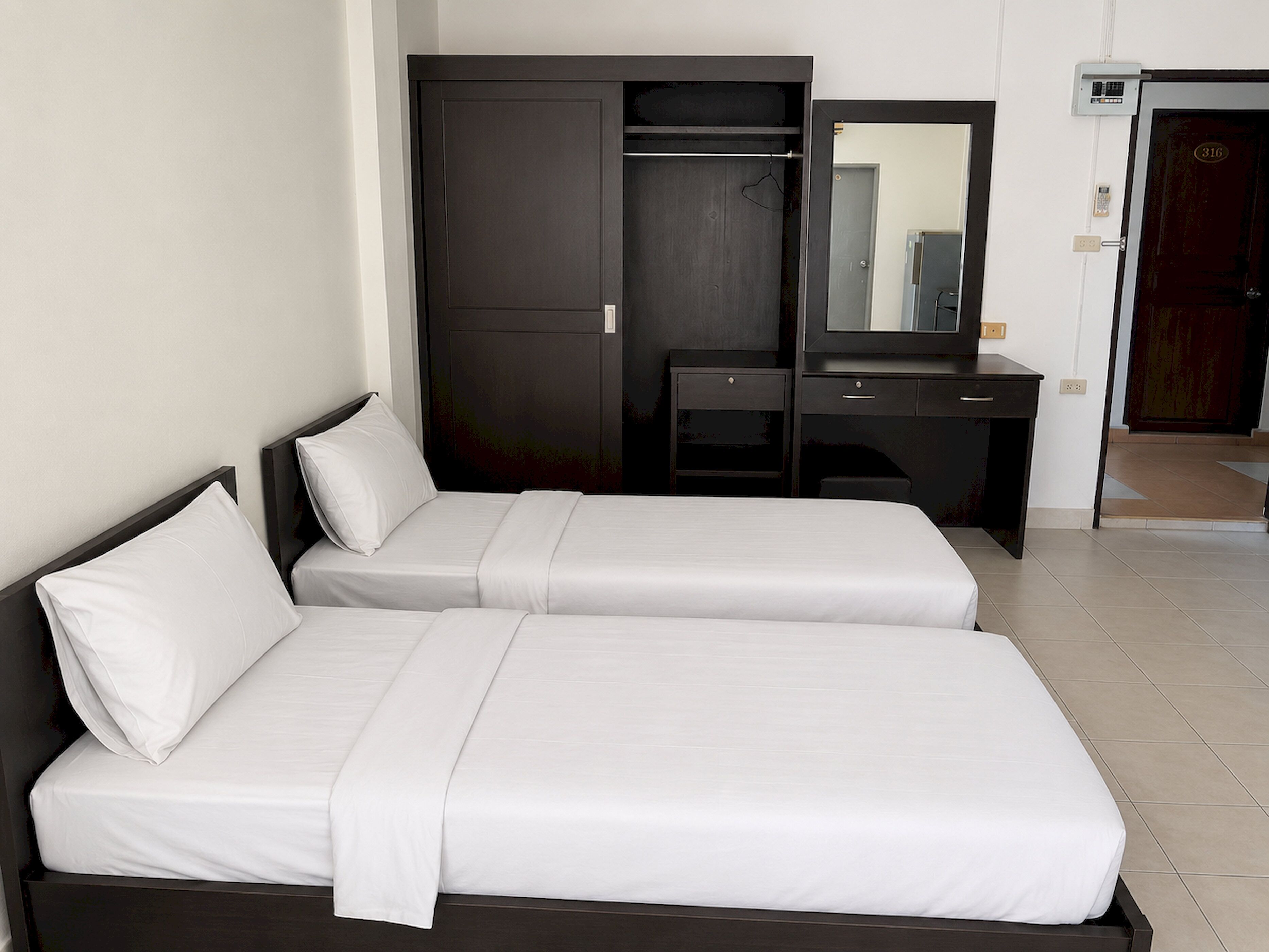 Superior Twin Room | Desk, free WiFi, bed sheets
