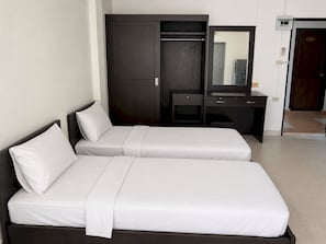 Quarto duplo superior | Escrivaninha, Wi-Fi de cortesia, roupa de cama