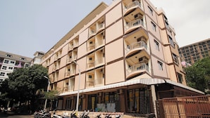 A multi-story building with balconies and a ground-level entrance. - Collection O Central Pattaya Residence (Pattaya)
