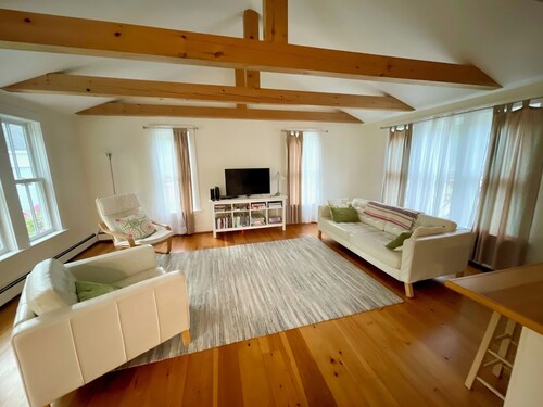 Beautiful 3 bedroom Farmhouse, near downtown Kennebunkport & Goose Rocks Beach