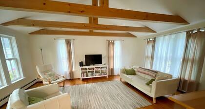 Beautiful 3 bedroom Farmhouse, near downtown Kennebunkport & Goose Rocks Beach