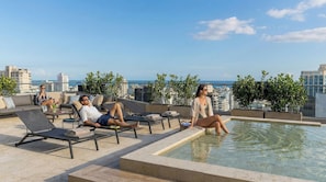 Kolam renang rooftop