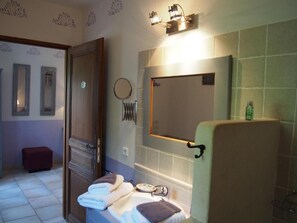 Doppelzimmer, Terrasse, Gartenblick | Badezimmer