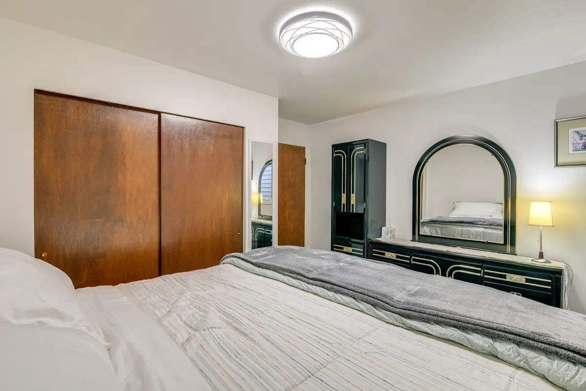 Desk, iron/ironing board, WiFi, bed sheets