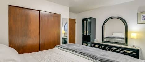 Desk, iron/ironing board, WiFi, bed sheets