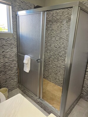 Dusche, Haartrockner, Handtücher, Seife