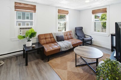2BR Near Airport, public transit to downtown!