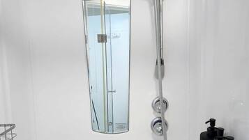 Douche, sèche-cheveux, serviettes fournies