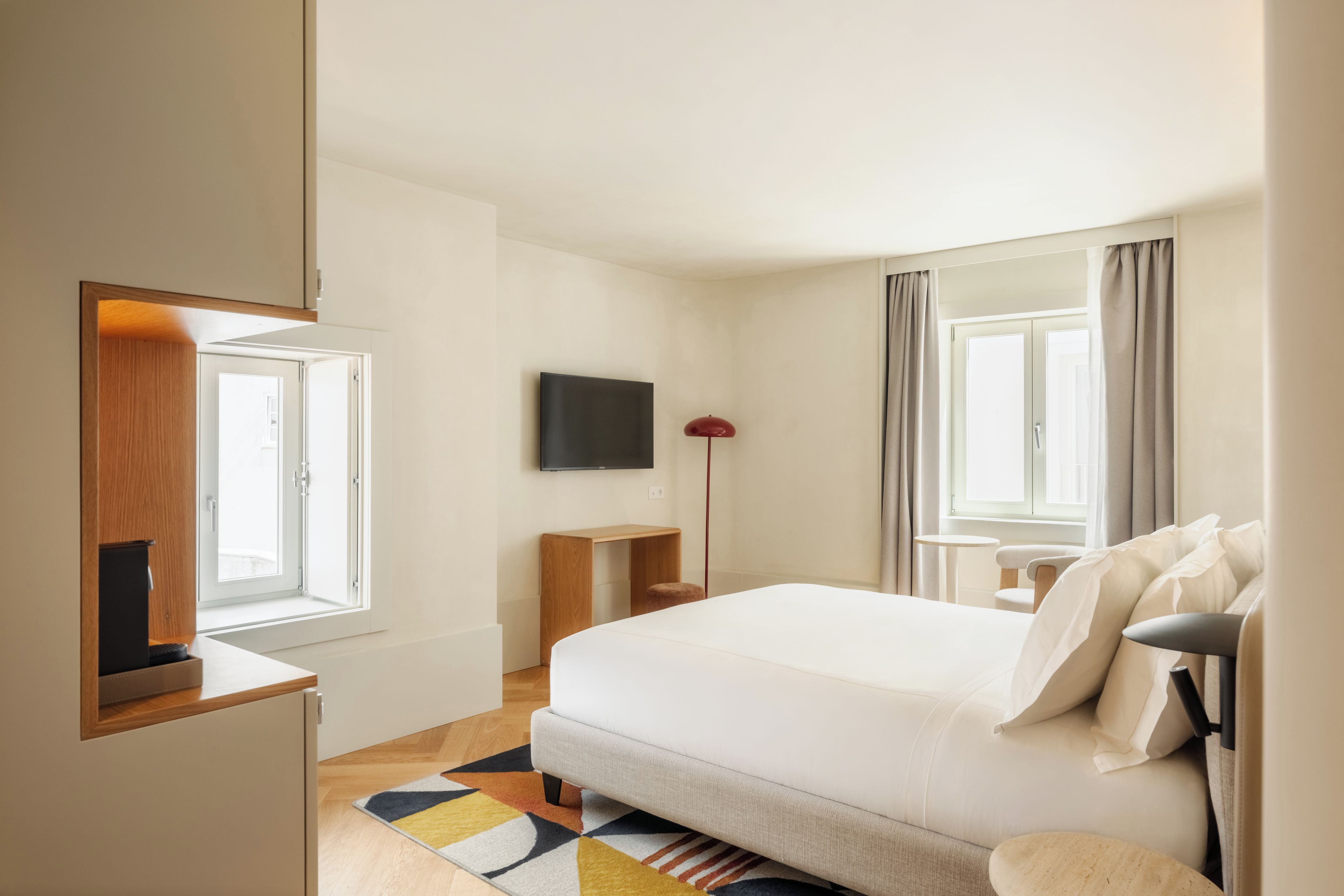 Minibar, skrivebord, blendingsgardiner og strykejern/-brett