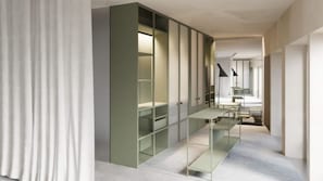 Una habitación de hotel moderna con armario empotrado, un escritorio y una silla.