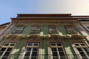 A building with multiple windows and a green facade. - Esperanca Hotel Braga Vignette Collection By Ihg (Braga)