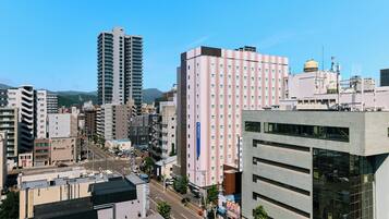 Vista urbana con edificios modernos, incluyendo un hotel con un letrero llamativo.