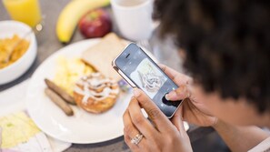 A person taking a photo with a smartphone. - Holiday Inn Express Sapporo Susukino by IHG (Sapporo)