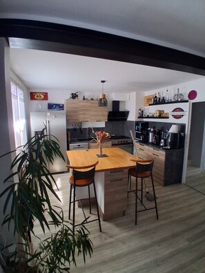 Wasserkocher mit Kaffee-/Teezubehör, Kühlschrank, Mikrowelle, Ofen