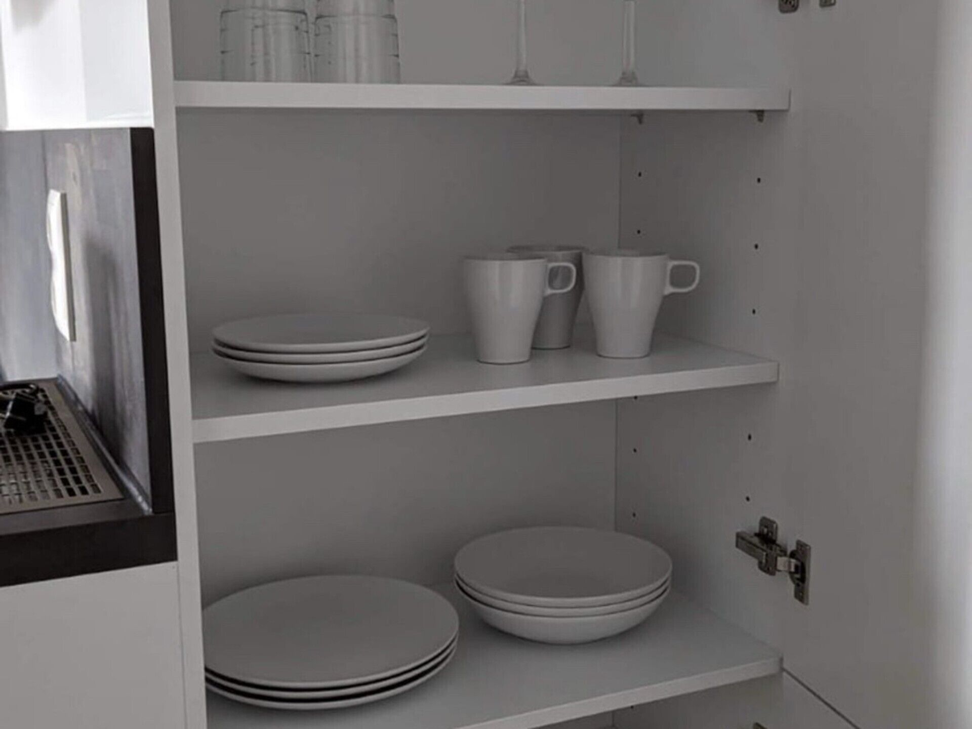 Kühlschrank, Mikrowelle, Herdplatte, Kochgeschirr/Geschirr/Besteck