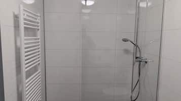 Deluxe Apartment, Non Smoking, Kitchen | Bathroom | Shower, hair dryer, towels, soap