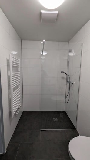 Căn hộ Deluxe, không hút thuốc, bếp | Phòng tắm | Buồng tắm vòi sen, máy sấy tóc, khăn tắm, xà phòng 