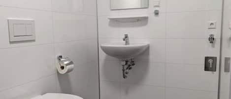 Deluxe Apartment, Non Smoking, Kitchen | Bathroom