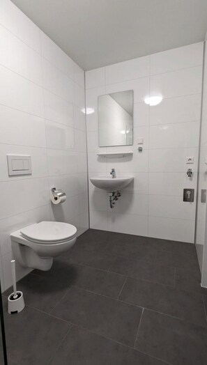 Apartamento Deluxe, no fumadores, cocina | Baño | Ducha, secador de pelo, toallas y jabón
