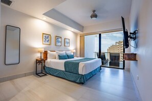 Ein modernes Hotelzimmer mit einem großen Bett, einem flachbildfernseher an der Wand und einem Balkon mit Blick auf die Stadt.