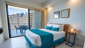 Une chambre d’hôtel avec un lit, une table de chevet, une lampe et une vue sur l’extérieur.