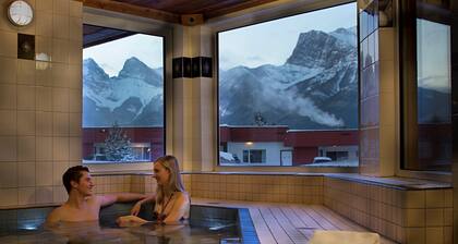 Cozy Hotel Room w/ Full Kitchen | Hot Tub & Sauna