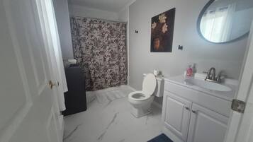 Haartrockner, Handtücher, Seife, Toilettenpapier