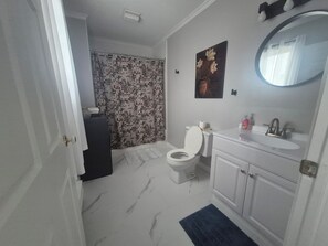 Hair dryer, towels, soap, toilet paper - Cozy 2 bedroom fully furnished apartment in centre of Stephenville, Newfoundland (Stephenville)