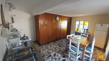 Full-sized fridge, microwave, oven, cookware/dishes/utensils