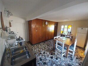 Großer Kühlschrank, Mikrowelle, Ofen, Kochgeschirr/Geschirr/Besteck