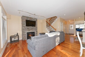 Living area - Saratoga Lake #2 - spacious townhome (Saratoga Springs)