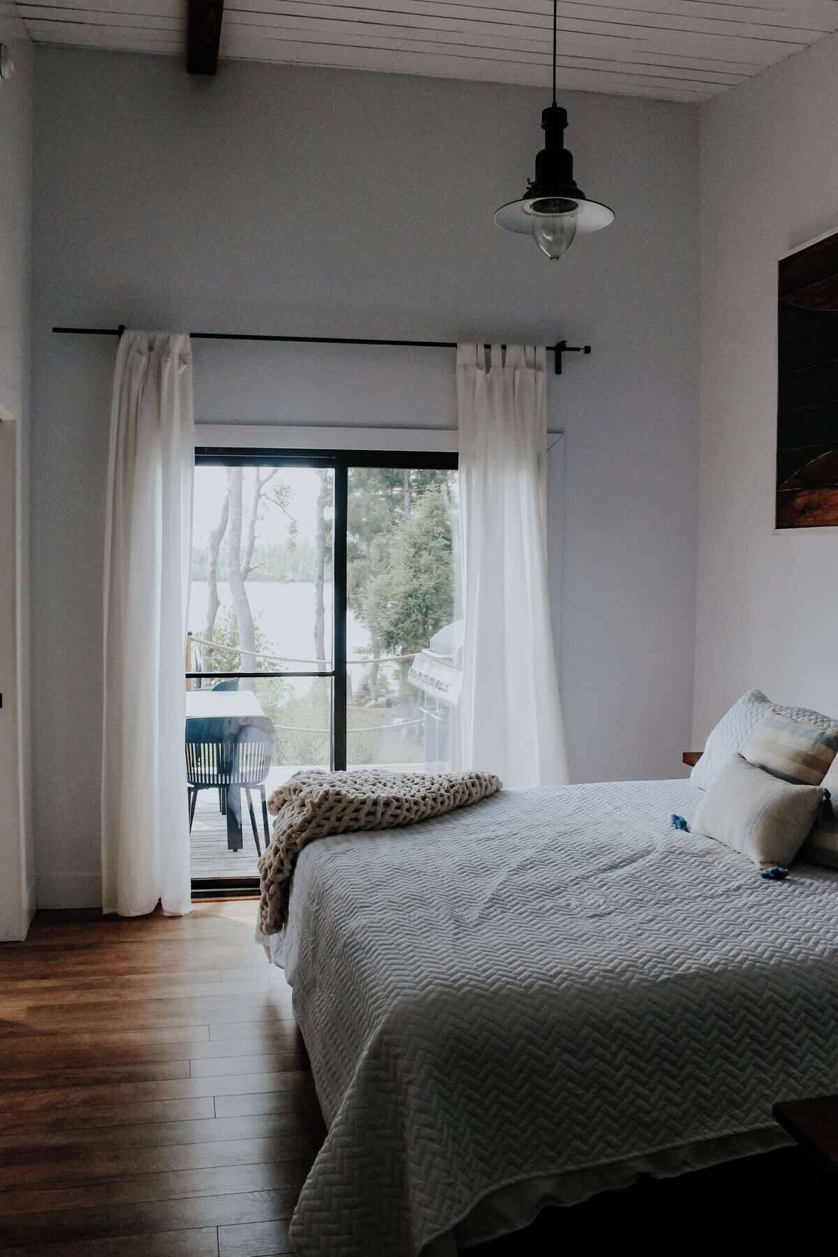 Travel crib, WiFi, bed sheets