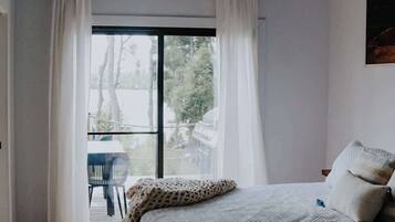 Travel crib, WiFi, bed sheets