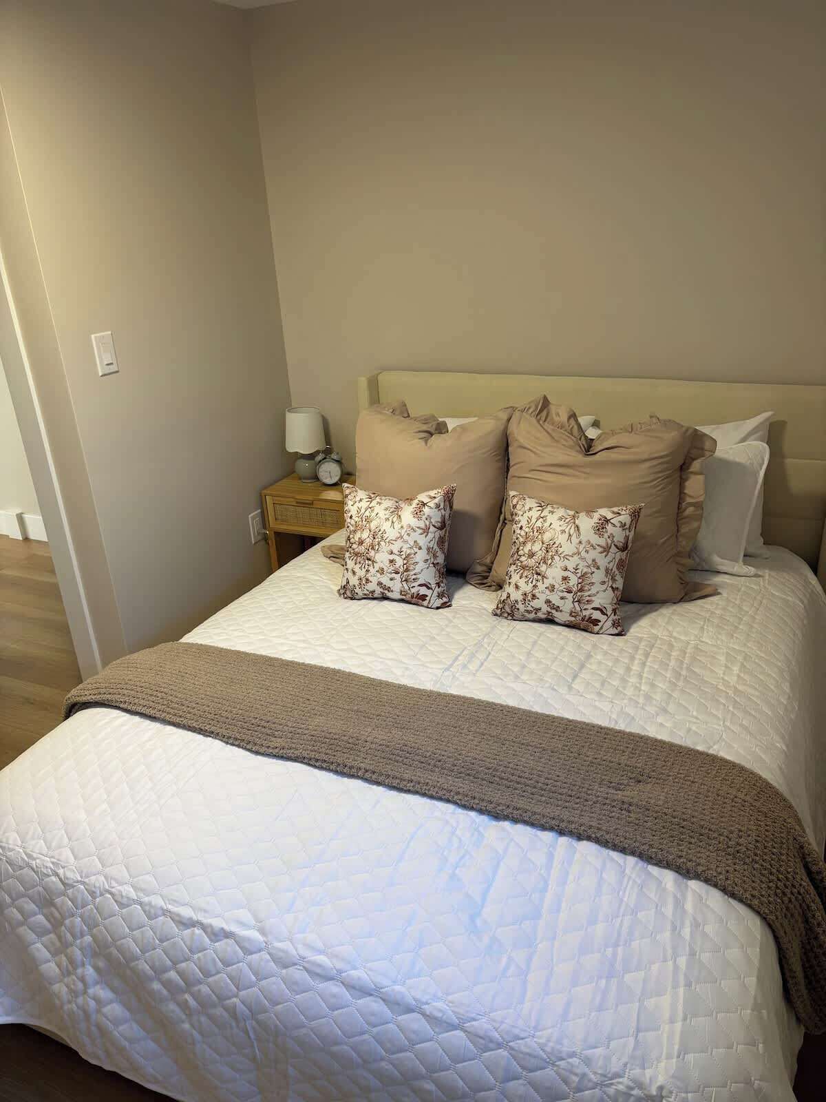 Iron/ironing board, travel crib, WiFi, bed sheets