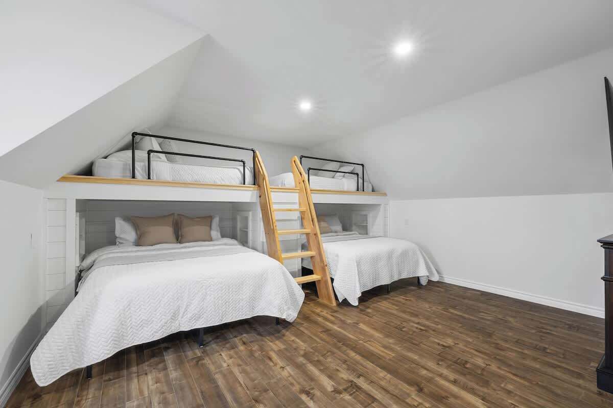 Ferros/tábuas de passar roupa, berço de viagem, Wi-Fi, roupa de cama