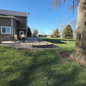Outdoor dining - Soothing Barndominium at beautiful Lake Campbell near Brookings, SD (Brookings)