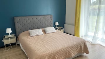 Iron/ironing board, WiFi, bed sheets