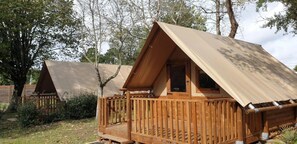 A wooden cabin with a balcony, a pitched roof, and a window. - Camping 4 étoiles - Piscine  - ccaaeah (La Baule)