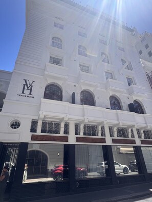 A multi-story building with a prominent 'VENICE HOUSE' sign on the facade. - Modern City-center Studio in Historic Venice House (Cape Town)