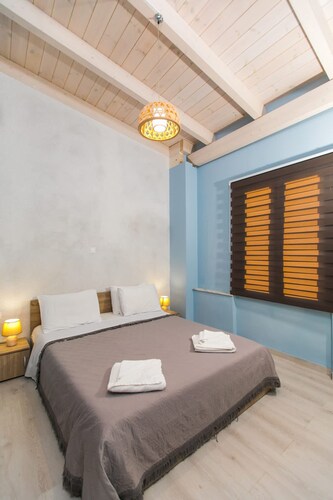 Sea and City Views Apartment in Villa Zina