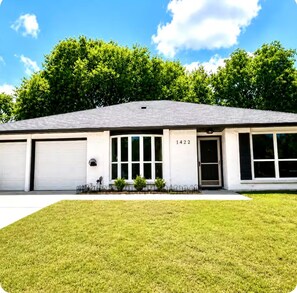 A single-story house with a garage, a front door, and a mailbox. - Military-Friendly 3BR 2 BA Schertz Retreat Near Randolph AFB Sleeps 8 (Schertz)