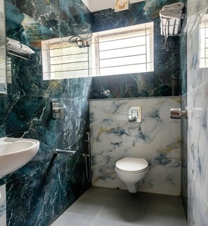 Shower, towels, soap, shampoo - Olivra Hotel By Welcome Inn Hospitality (Bengaluru)
